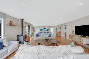 ein Wohnzimmer mit einem Sofa und einem Tisch in der Unterkunft Stunning Indoor-Outdoor 4bd-2bth in Surf Beach