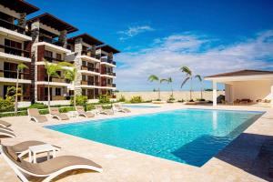 uma imagem de uma piscina num resort em Beautiful Village 3 bedrooms Furnished Pool residencial Velero punta cana em Punta Cana