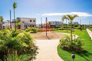 un parque con parque infantil con columpio en Beautiful Village 3 bedrooms Furnished Pool residencial Velero punta cana, en Punta Cana