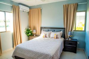 um quarto com uma cama com duas velas em Beautiful Village 3 bedrooms Furnished Pool residencial Velero punta cana em Punta Cana