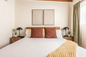 Postel nebo postele na pokoji v ubytování Steps to Beach Manhattan Beach 2 Bedroom Parking