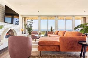 uma sala de estar com um sofá e uma lareira em Manhattan Beach as your Backyard The Strand em Manhattan Beach