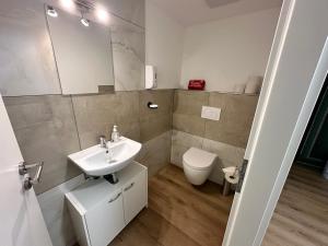 La salle de bains est pourvue d'un lavabo et de toilettes. dans l'établissement Idyllischer Bauernhof mit Charme, à Benken