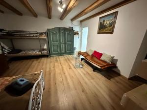 - un salon avec un canapé et des lits superposés dans l'établissement Idyllischer Bauernhof mit Charme, à Benken
