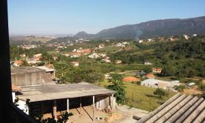 widok na małą wioskę z górami w tle w obiekcie Casa Temporada Clebinho w mieście Tiradentes