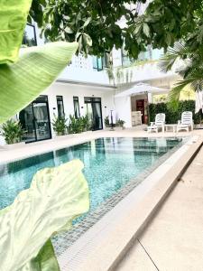 a swimming pool at a villa with a resort at Raing Phnom Bungalow in Kampot