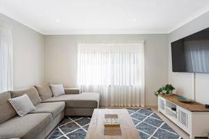 sala de estar con sofá y mesa en Private Luxury Home in Quiet Cowes Estate, en Cowes