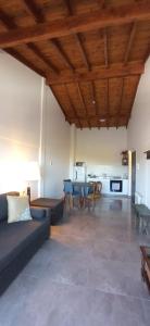 sala de estar con sofá y mesa en Lenga De Fuego Apartamentos Deluxe Bariloche en San Carlos de Bariloche