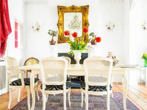 uma sala de jantar com uma mesa com cadeiras e um espelho em Seaside Retreat em Bognor Regis