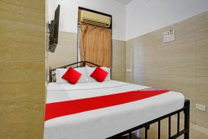 Postel nebo postele na pokoji v ubytování OYO Flagship Raj Hotel Near Juhu Beach