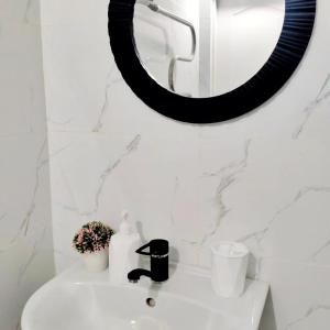 baño con lavabo y espejo en la pared en Квартира Rose, en Öskemen