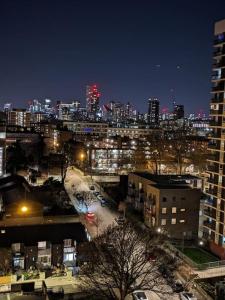 a view of a city at night with at 2 Bedrooms. London Skyline view 3 beds and balcony in London