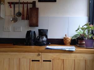 W kuchni znajduje się drewniany blat z ekspresem do kawy. w obiekcie Luna colorada w mieście San Francisco