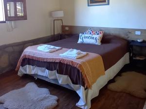 - une chambre avec un lit et des serviettes dans l'établissement Luna colorada, à San Francisco