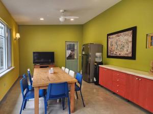 a dining room with a table and a refrigerator at 干城小鎮民宿-包棟-寵物友善 in Ji'an