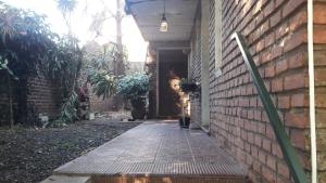 a walkway outside of a house with a brick wall at Monoambiente céntrico y luminoso in Paso de los Libres