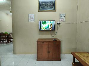 a room with a chalkboard on the wall with a table at Homestay Tengku Maheran in Jitra