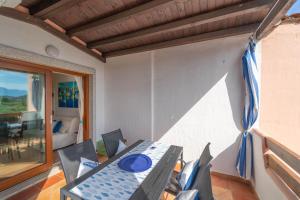 a dining room with a table with a blue plate on it at Voilier 28 by DomusAway in Olbia