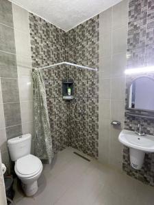 uma casa de banho com um WC e um lavatório em Residence Lyne em Kairouan
