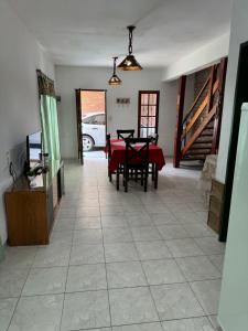una sala da pranzo con tavolo e sedie rossi in una stanza di Cabaña en el Centro de Mina Clavero a Mina Clavero