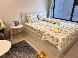 a small bedroom with a bed with flowers on it at Vinhome Grand Park Homestay-Sweet Home Origami in Long Bình