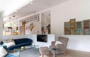 Vester Sømarkenにある4 Bedroom Cozy Home In Nexのリビングルーム(青いソファ、椅子2脚付)