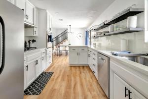 cocina con armarios blancos y suelo de madera en Modern Family Home w/Pool and Hot Tub, en Atascadero