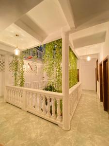 uma sala de estar com uma parede de hera em Patio de Getsemani em Cartagena de Indias