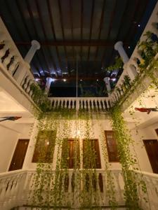 een gebouw met groene planten op de plafonds bij Patio de Getsemani in Cartagena