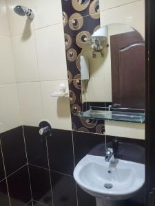 a bathroom with a sink and a mirror at شقق عنوان المدينة للوحدات السكنية in Medina