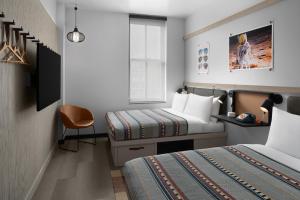 Katil atau katil-katil dalam bilik di Moxy Houston Downtown