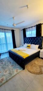 モンバサにあるNyali Luxuryの窓のある部屋にある大きなベッドのある寝室