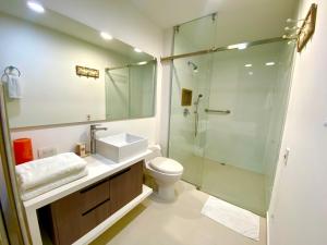 a bathroom with a shower and a toilet and a sink at Apartaestudio cercano al aeropuerto. in Rionegro