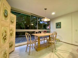 a dining room with a table and chairs and a window at Apartaestudio cercano al aeropuerto. in Rionegro