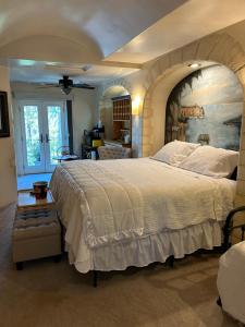 1 dormitorio grande con 1 cama grande en una habitación en Tuscany Dorado Resort, en Cameron Park
