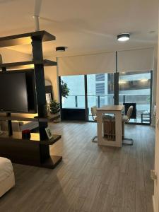 sala de estar con TV y mesa en Lovely Condo Unit, en Miami