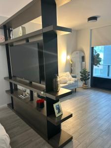 ein Wohnzimmer mit einem großen Flachbild-TV in der Unterkunft Lovely Condo Unit in Miami