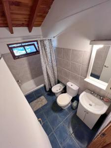 een badkamer met 2 toiletten en een wastafel bij Casa Buena Vista in Bariloche