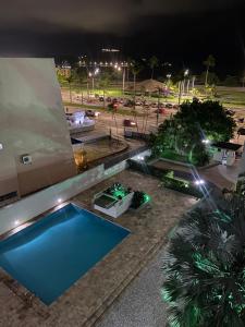 - Vistas a un edificio con piscina por la noche en MARINA MAR, en Caraguatatuba