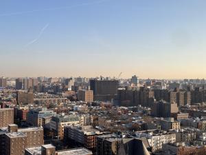 eine Luftansicht einer Stadt mit hohen Gebäuden in der Unterkunft Designer Apt for 6, City Views, near Times Square! in New York