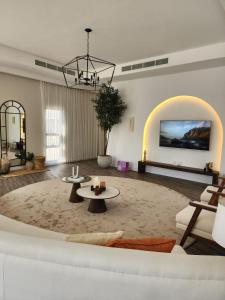 - un salon avec un canapé et une table dans l'établissement Sheema Lodge, à Hatta