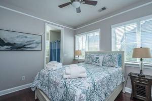 1 dormitorio con 1 cama con toallas en Southern Gem in Park Circle, en Charleston