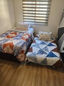 a bedroom with two beds and a window at Departamento Céntrico y Moderno in Santiago