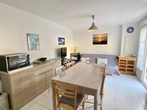 Il comprend une cuisine et un salon avec une table et un canapé. dans l'établissement Maison Bretignolles-sur-Mer, 3 pièces, 4 personnes - FR-1-231-146, à Bretignolles-sur-Mer