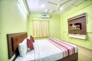 RedKEY Inn Bangalore Airport客房内的一张或多张床位