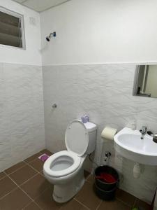 クアラ・セランゴールにあるRafahiyyah Homestay, Puncak Alamのトイレと洗面台付きのバスルーム