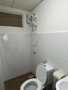 クアラ・セランゴールにあるRafahiyyah Homestay, Puncak Alamのトイレとシャワー付きのバスルーム