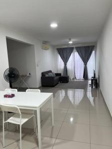 クアラ・セランゴールにあるRafahiyyah Homestay, Puncak Alamのリビングルームの白いテーブルと椅子