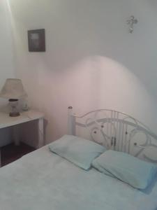 1 dormitorio con cama blanca y escritorio en Casita en Ticuman, en Ticumán