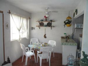 cocina con mesa, sillas, mesa y ventana en Casita en Ticuman, en Ticumán